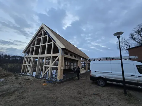 Drewniana konstrukcja budynku — widok boczny